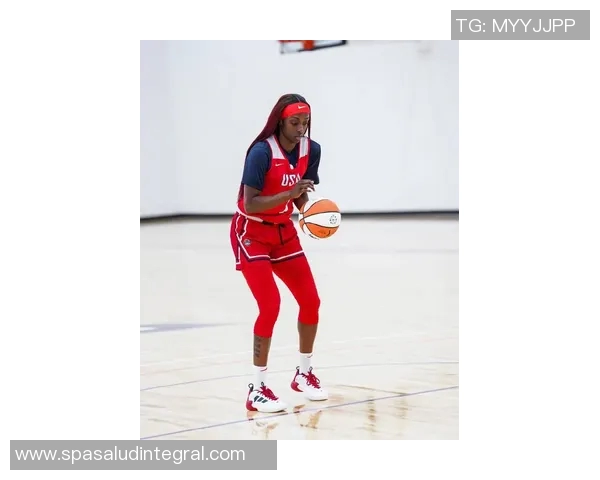 库里随队抵达洛杉矶参加明星周末活动